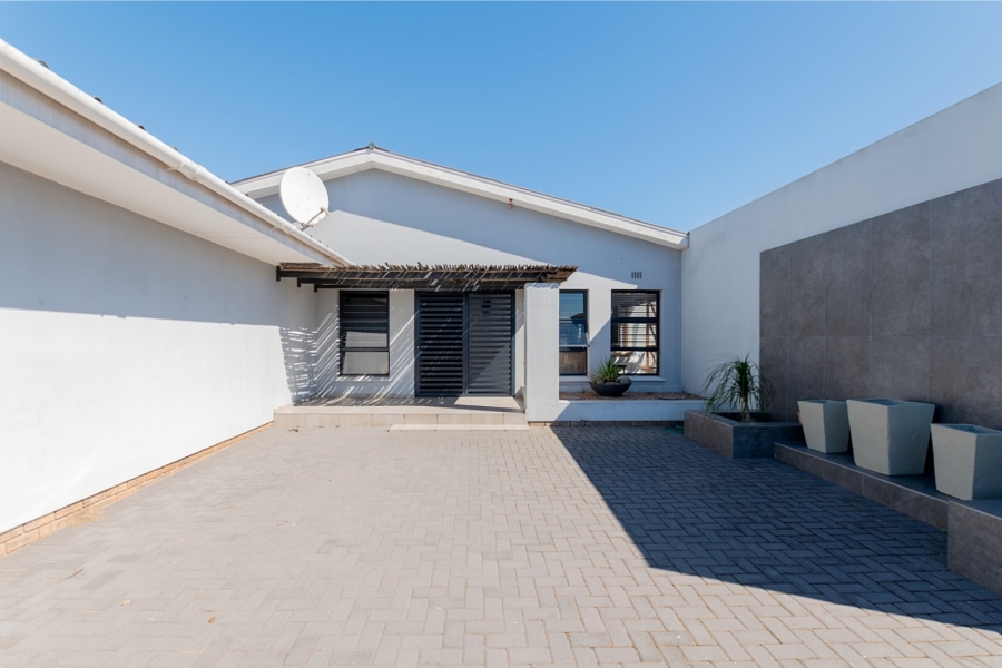 4 Bedroom Property for Sale in Laaiplek Western Cape